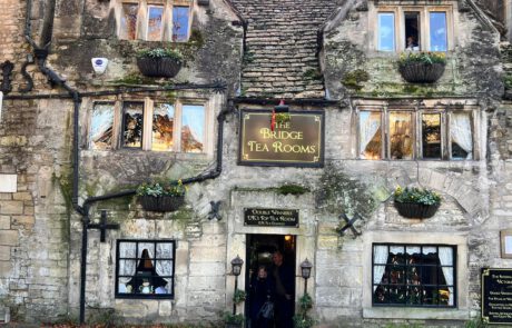 Fassade eines historischen Steinhauses. Über der Eingangstüre befindet sich ein Schild mit der Aufschrift "The Bridge Tea Rooms". Es ist der Name traditionellen Teesalons, der sich in diesem Haus befindet.