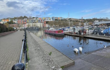 Hafen im Stadtzentrum von Bristol. Auf dem Hand im Hintergrund befinden sich bunte Häuser.