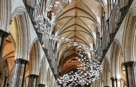 Kunstinstallation Las Golondrinas aus Origami Tauben in der Kathedrale von Salisbury